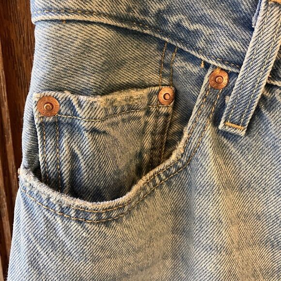Levi’s 501 Men’s Light Wash Jeans 28x32 Button Fly NEW Big E Red Tab 100% Cotton - Picture 4 of 13